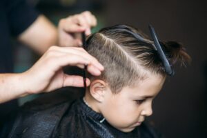 Estilo de cabelo liso para meninos: corte arrumado, aparência suave e muito charme