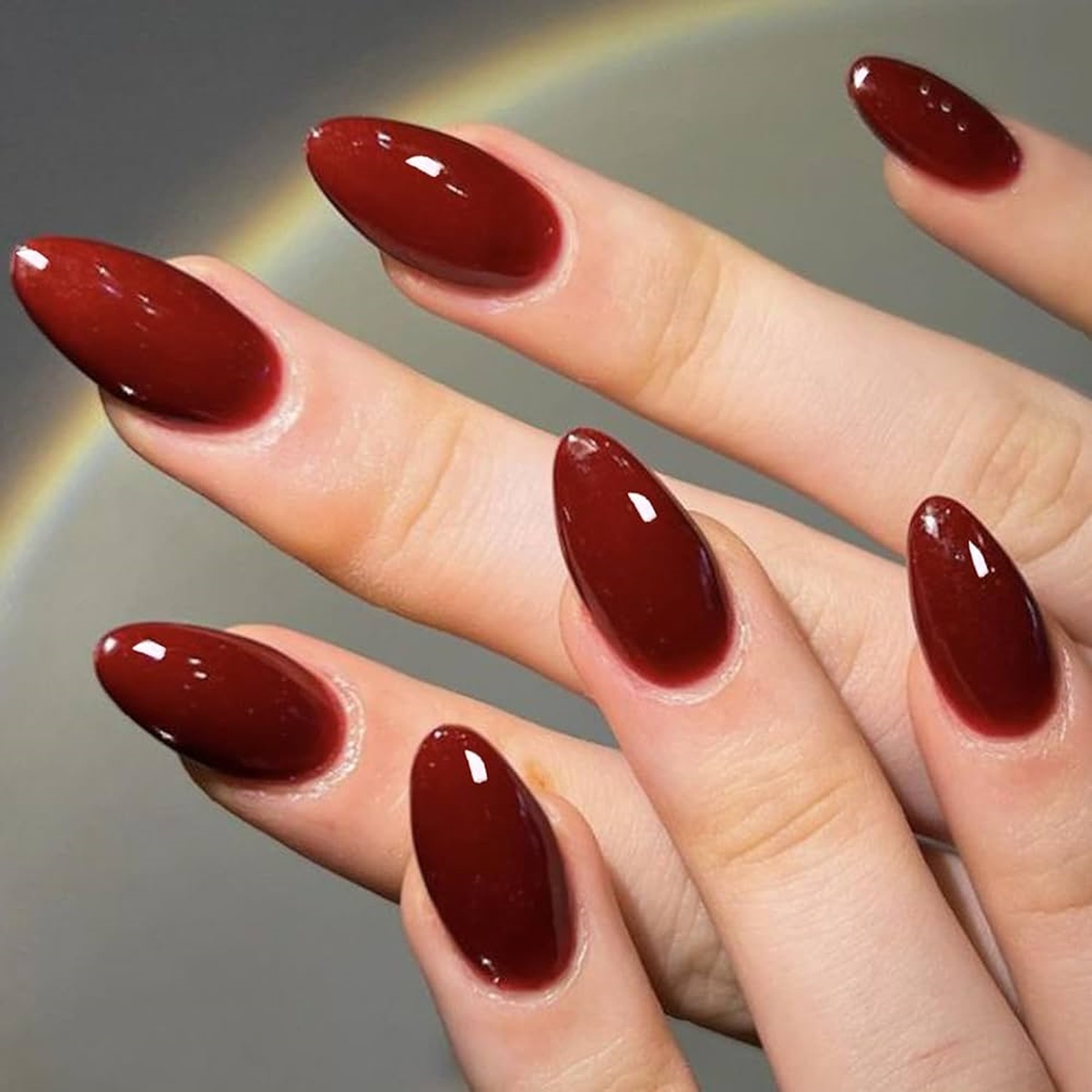 unhas em vermelho cereja