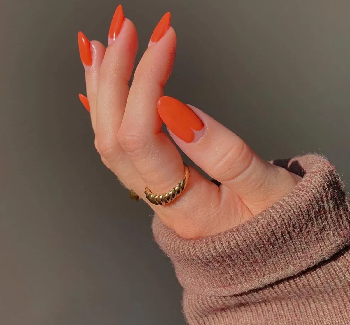 unhas com esmalte laranja e detalhes