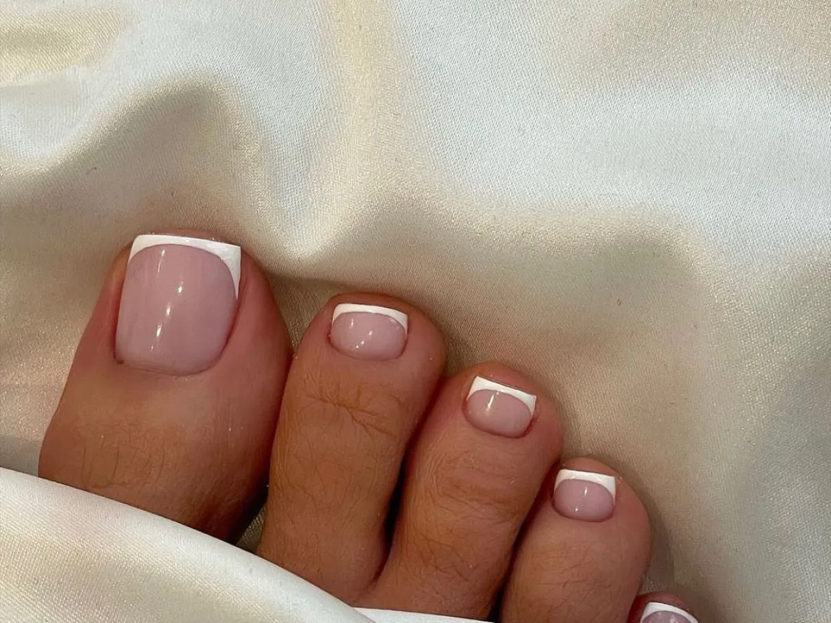 Unhas dos pés francesinha clássica