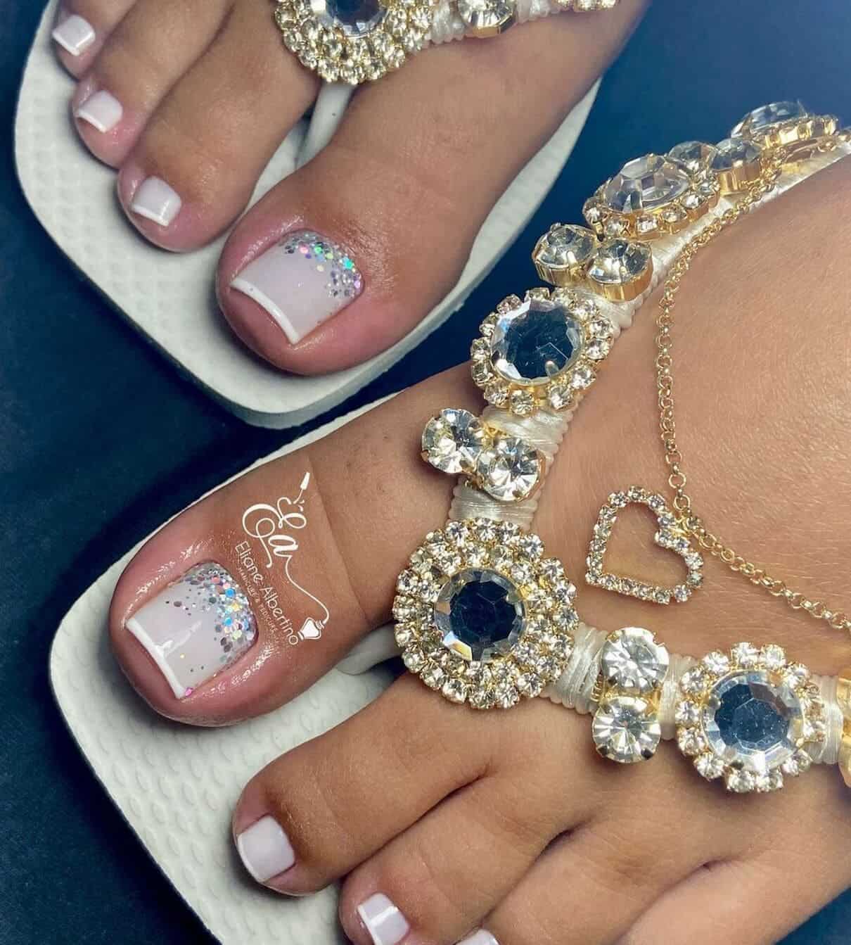 Unhas dos pés com francesinha decorada