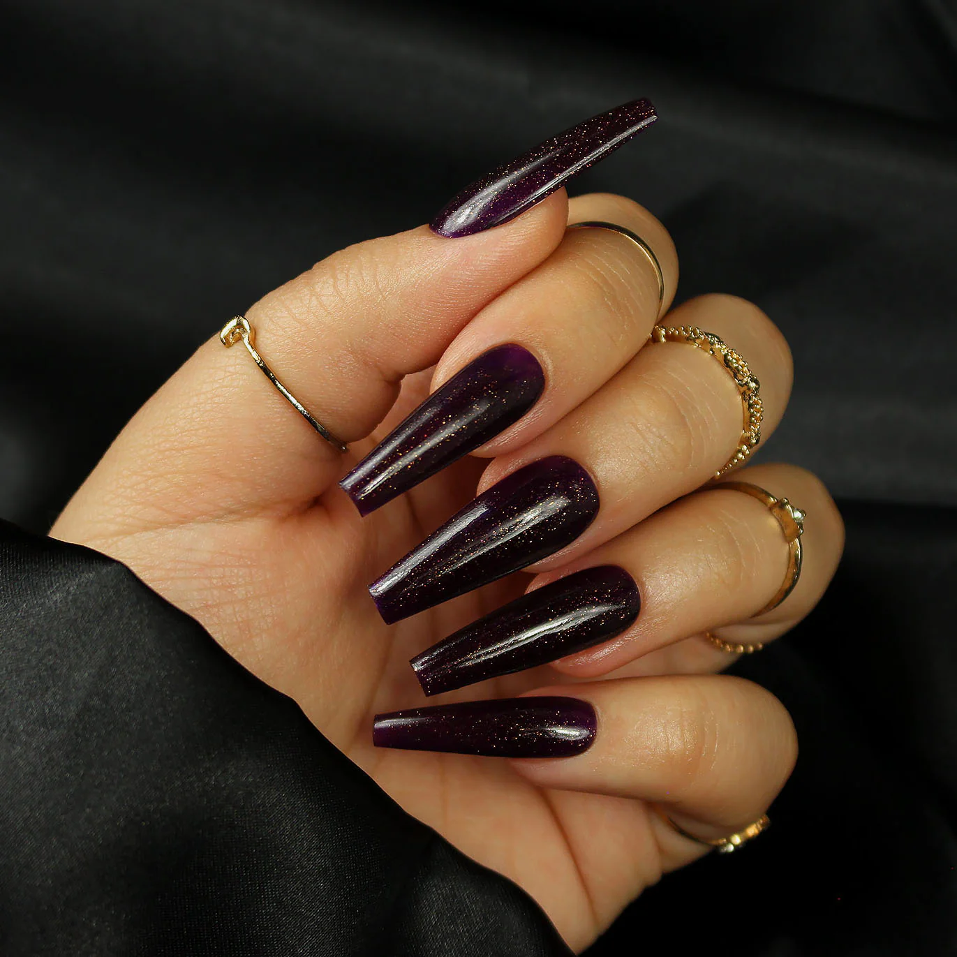 unhas roxo escuro com glitter