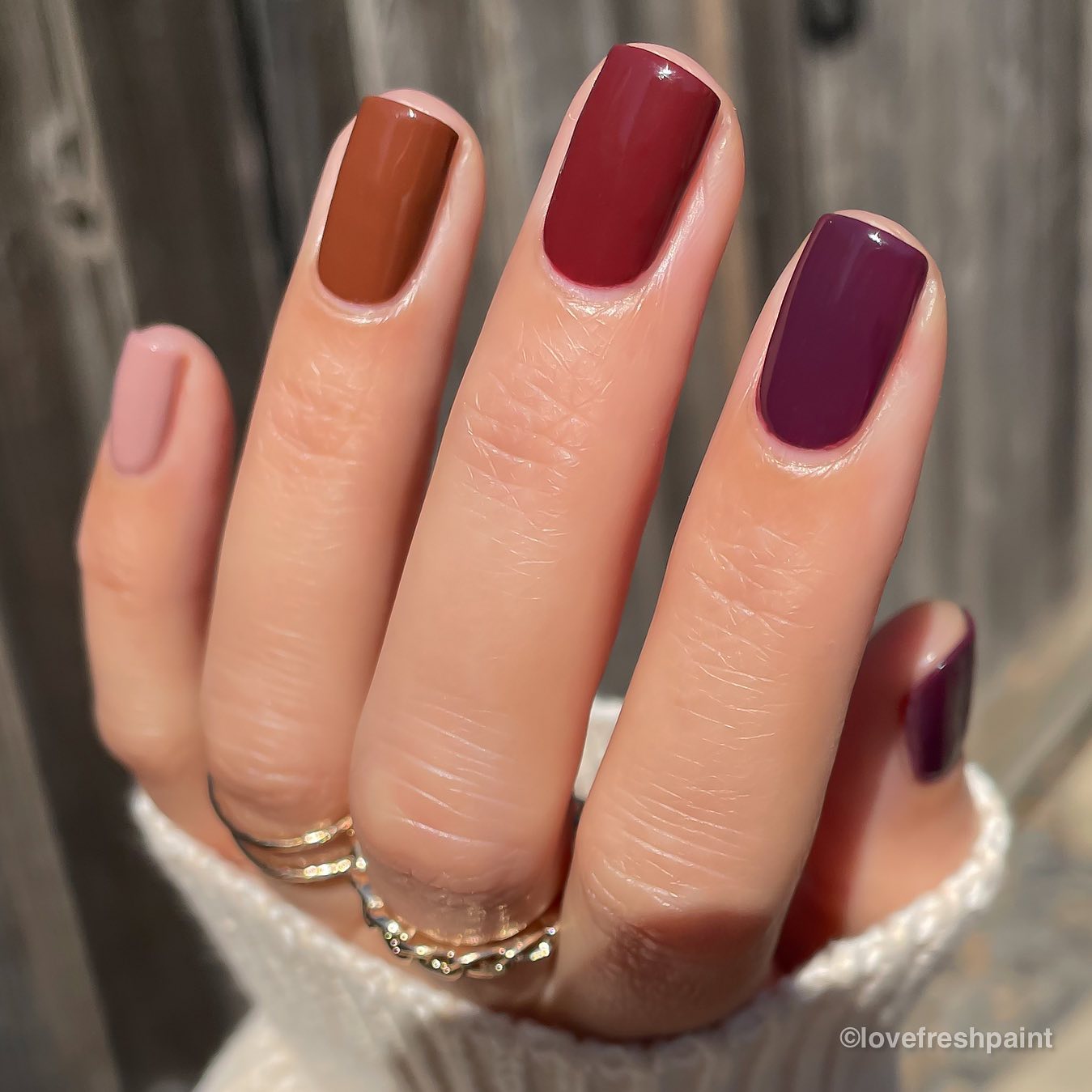 Unhas terrosas multicoloridas