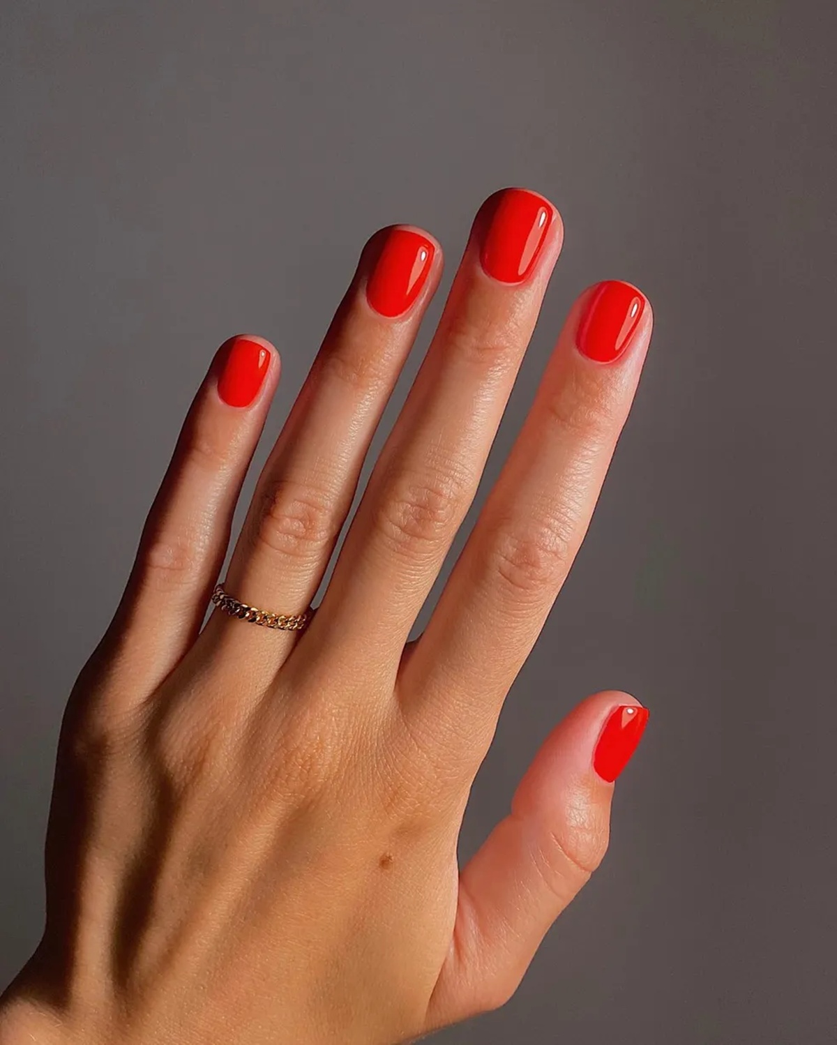 unha esmaltada em vermelho vivo