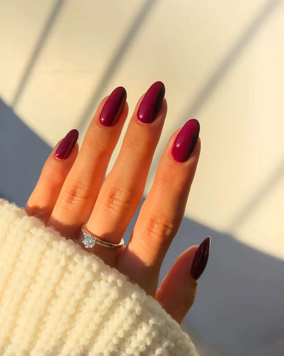 unha esmaltada em roxo beringela