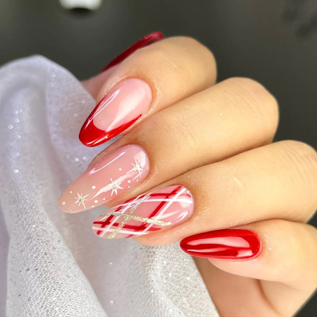 Unhas decoradas em vermelho e nude, com traços abstratos