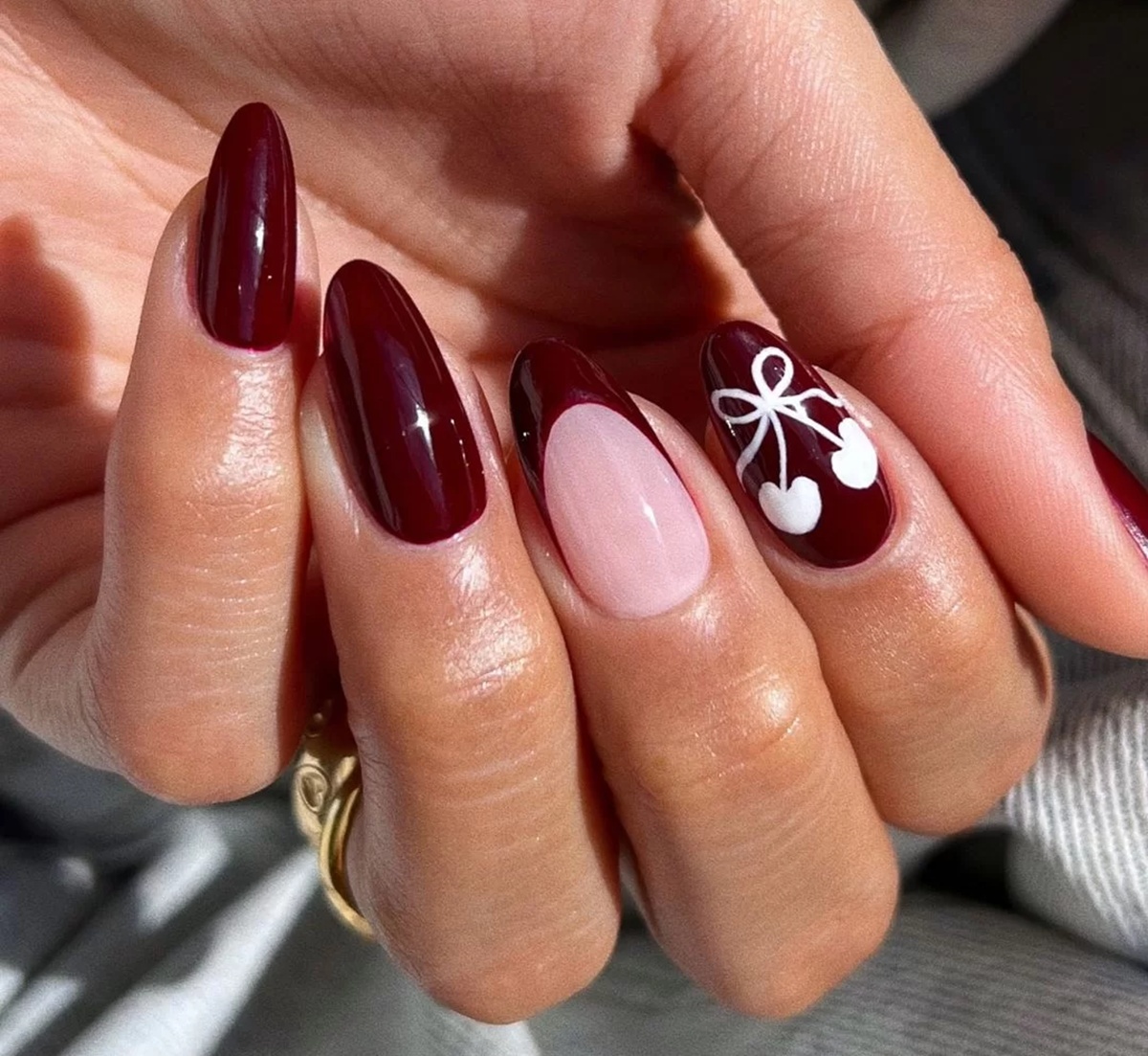 unhas vermelho cereja com adesivo