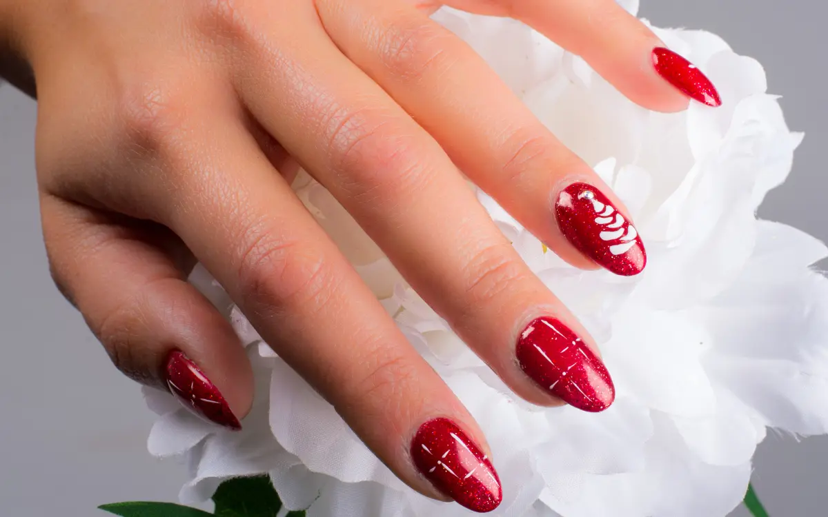 Unhas decoradas em vermelho delicado