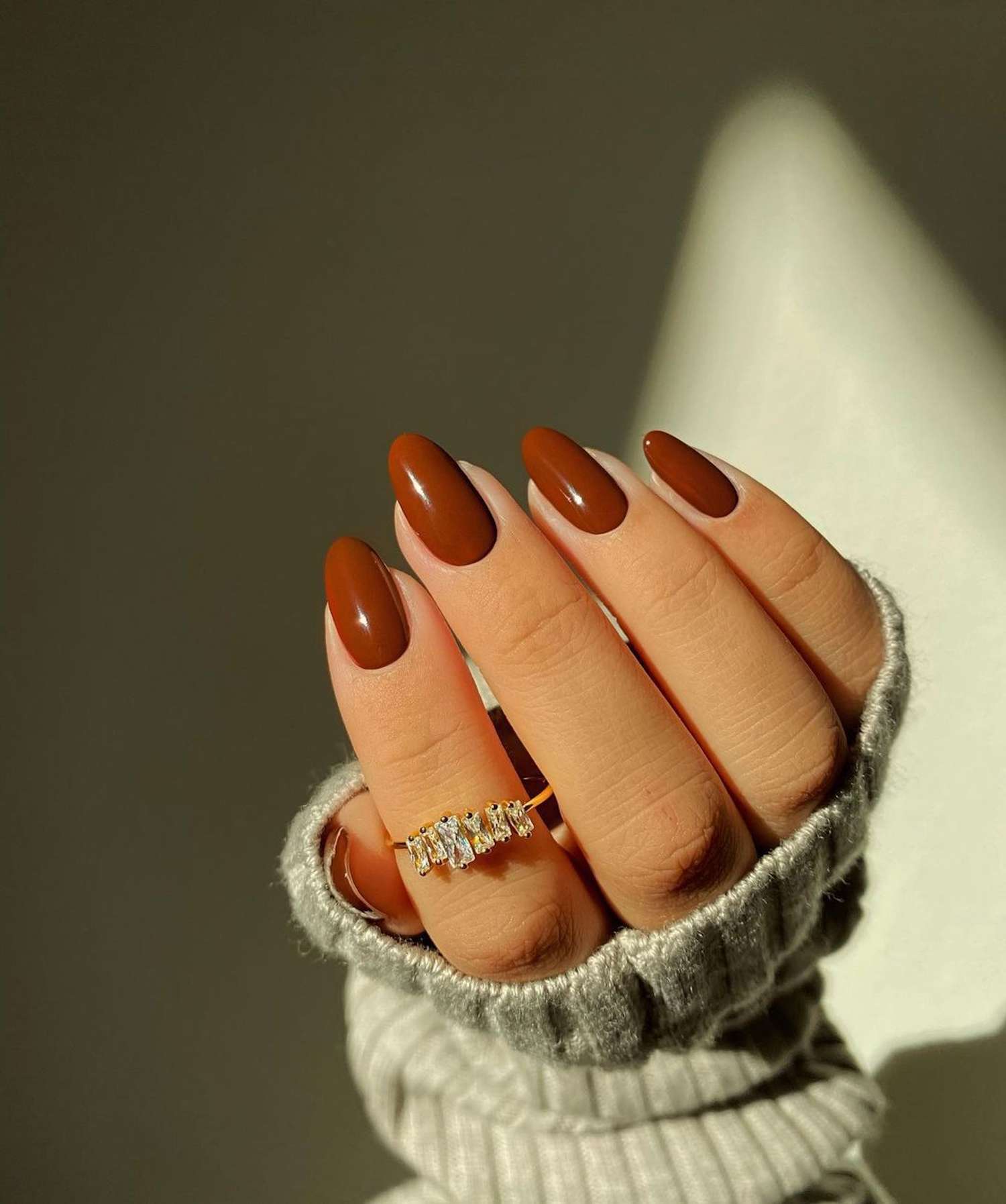 unhas esmaltadas em marrom