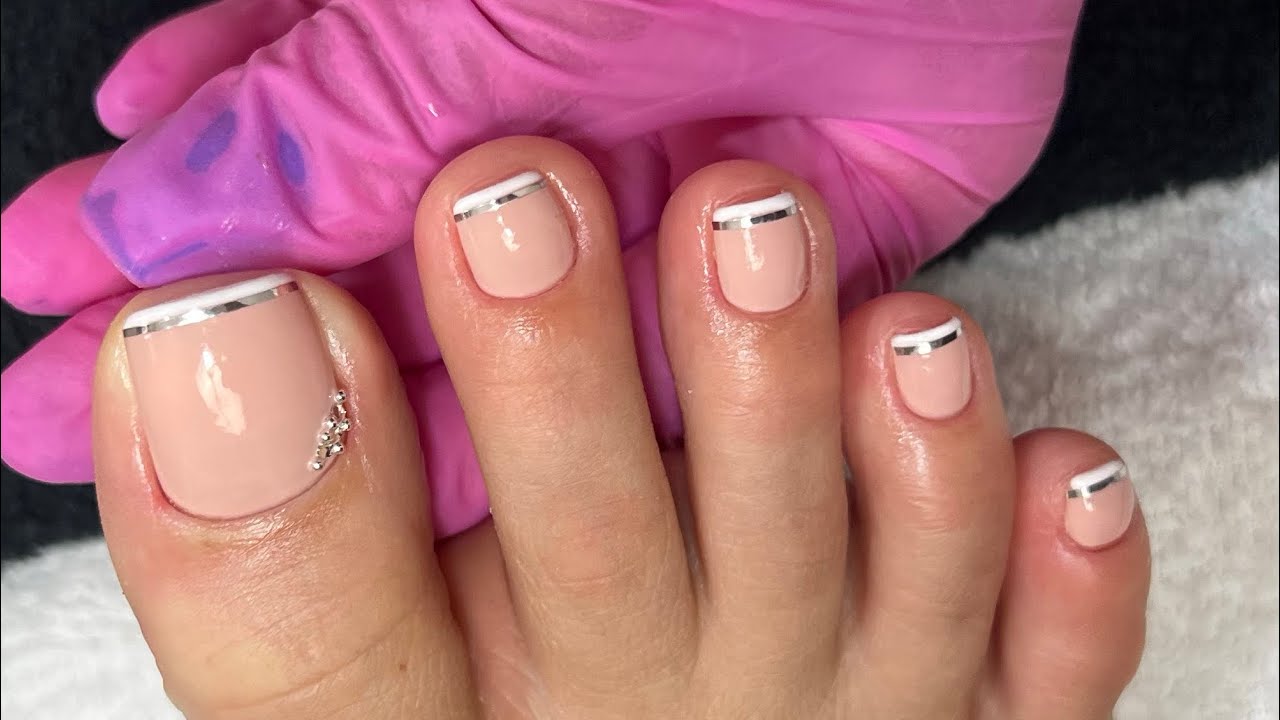 unhas dos pés com francesinha prata e pedras
