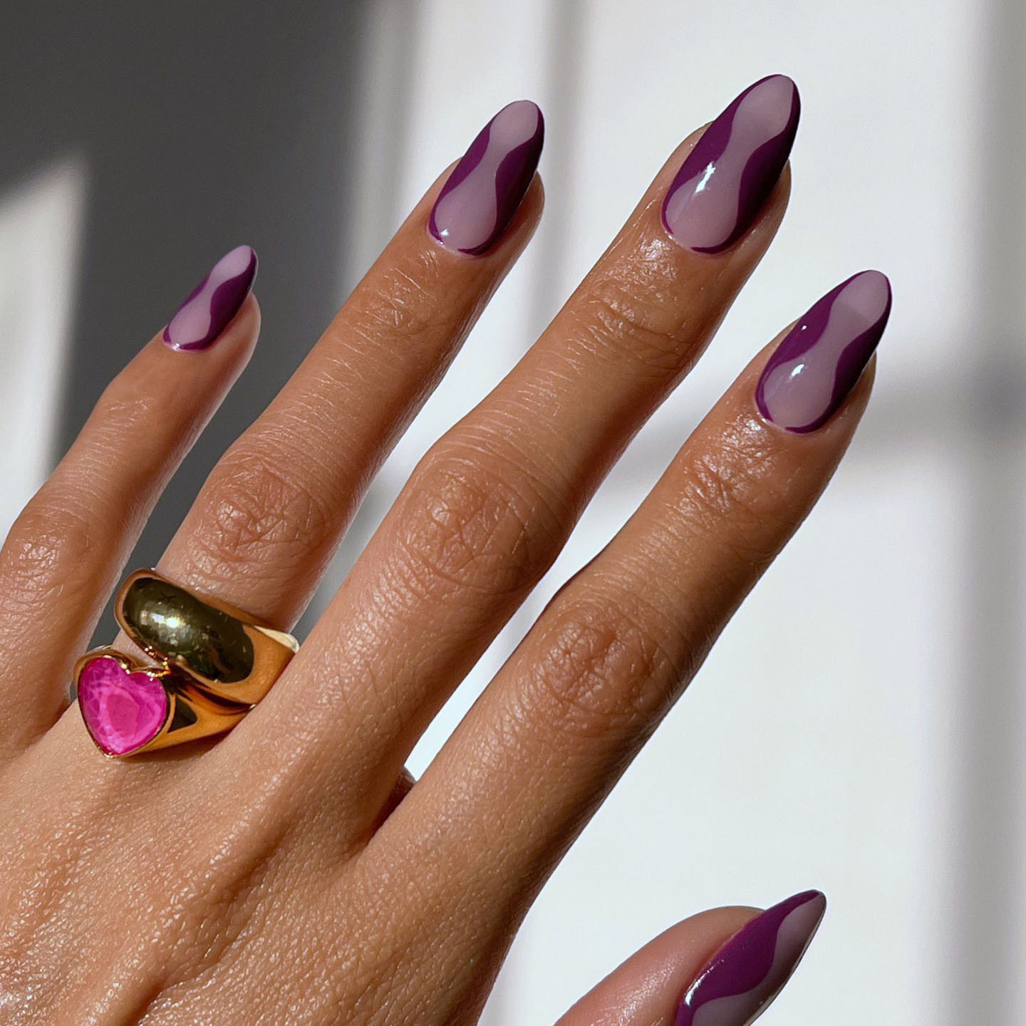 Unhas com degradê de roxos