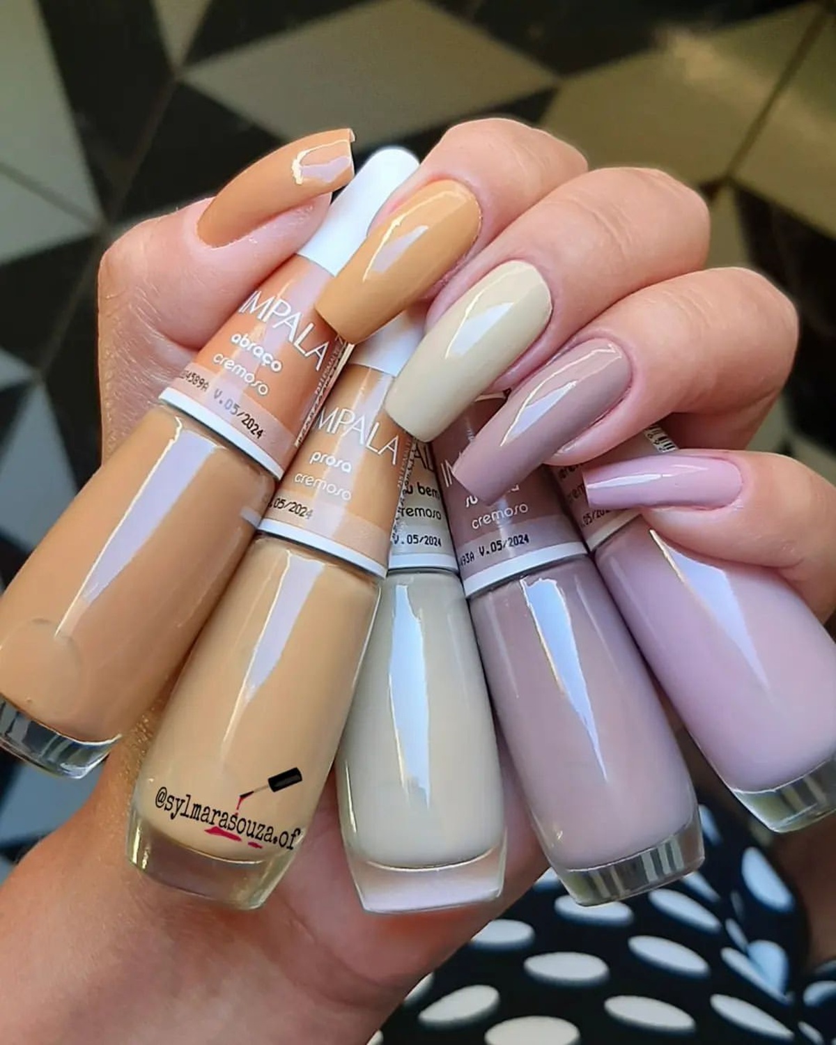 unhas monocromáticas tons de nude