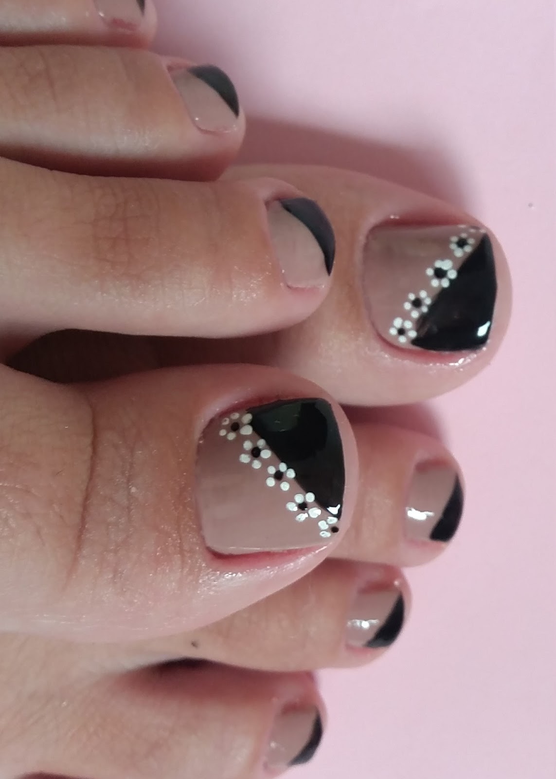 Unhas dos pés espanhola preta com desenhos de flores brancas