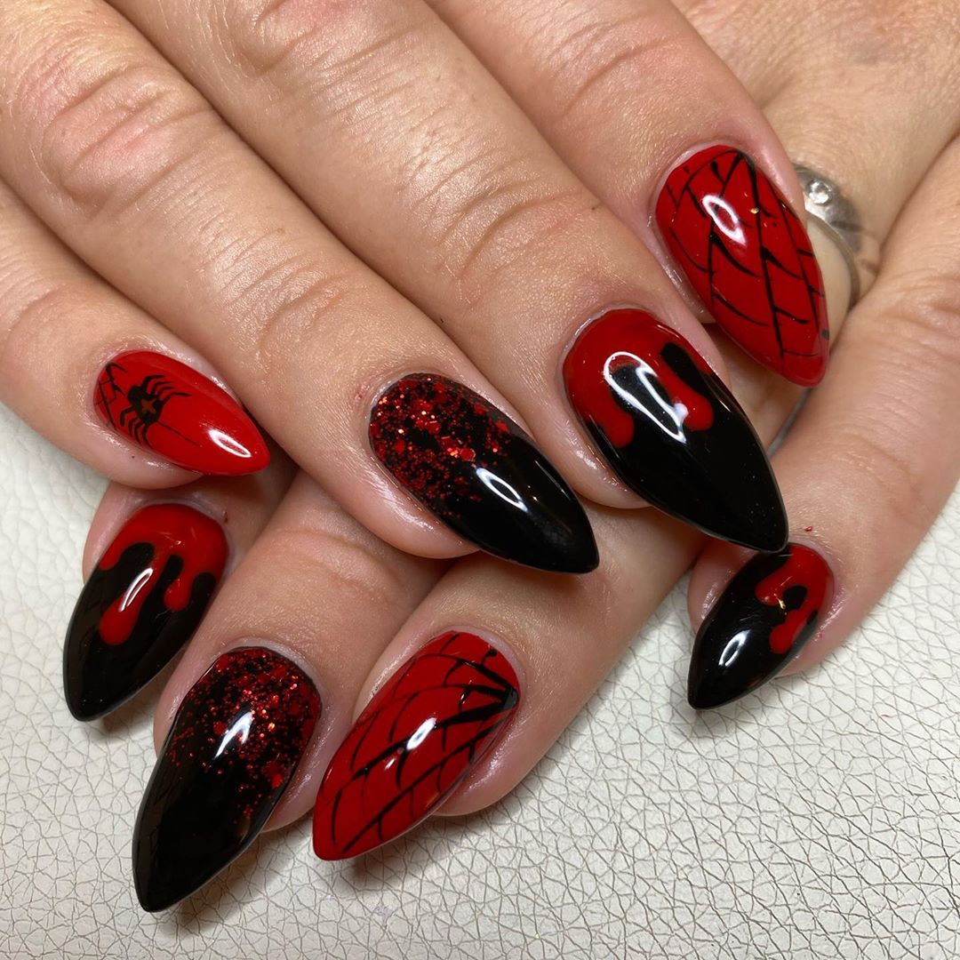 Unhas decoradas com efeito marmorizado em vermelho e preto