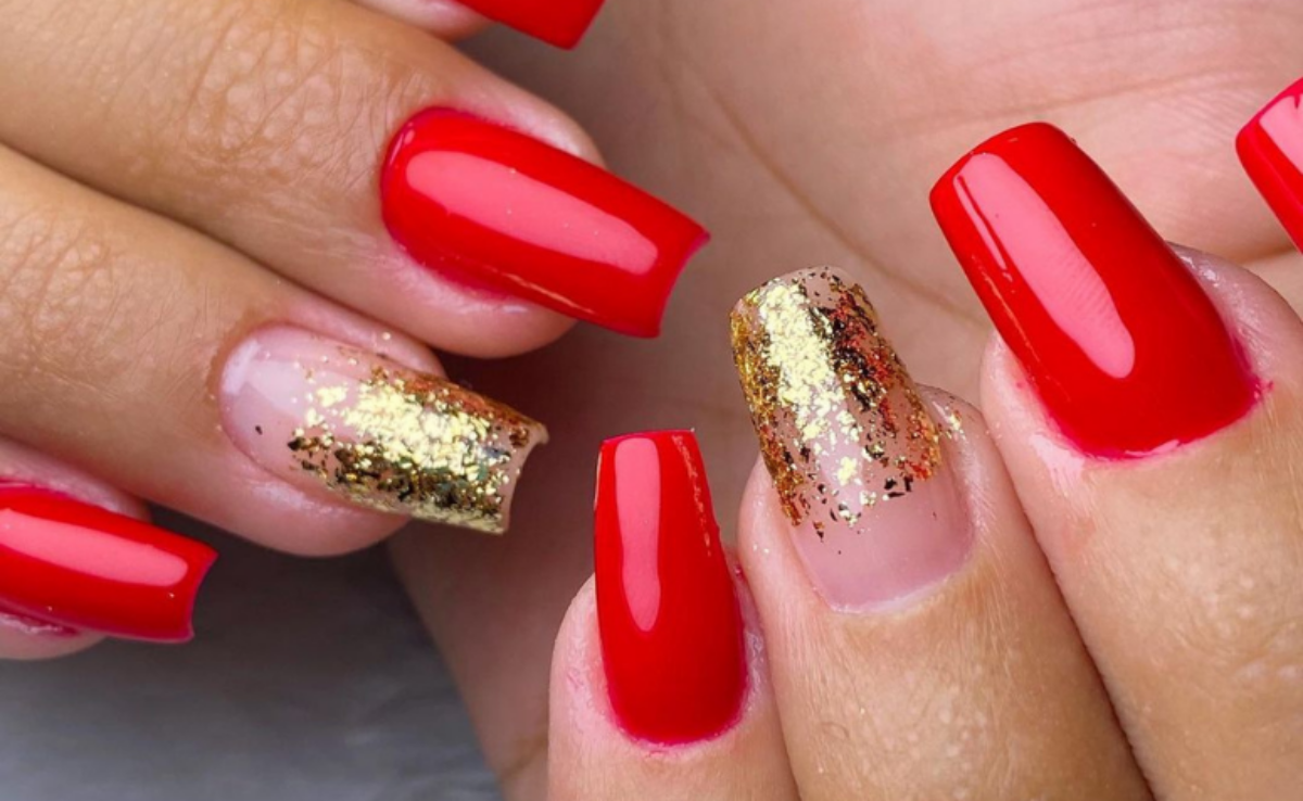 Unhas vermelhas com folha de ouro