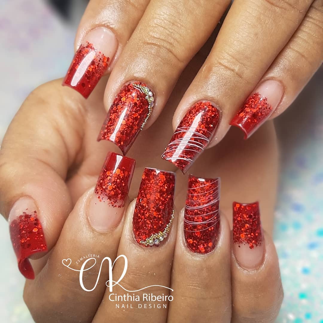 Unhas decoradas vermelhas com glitter degradê