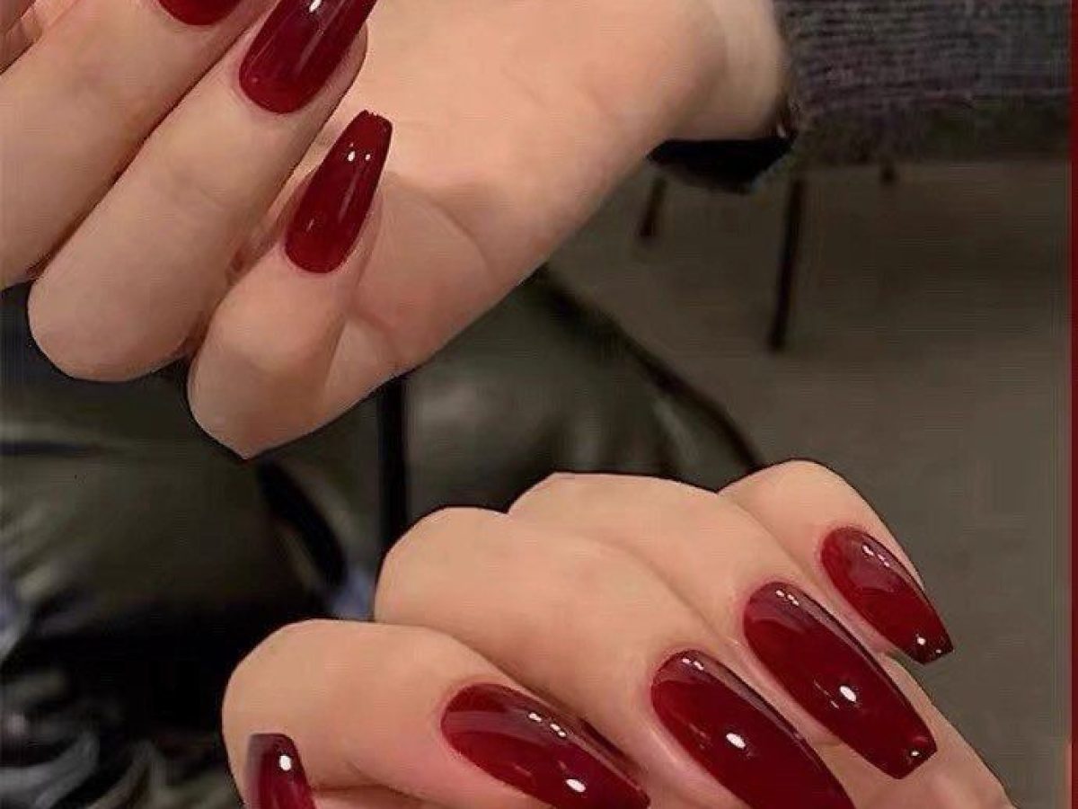 Unhas vermelho escuro